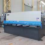 ម៉ាស៊ីនកាត់ដេរដែកកាត់ដេរធារាសាស្ត្រ cnc កាត់សម្រាប់បន្ទះលោហៈម៉ាស៊ីនកាត់ដែក